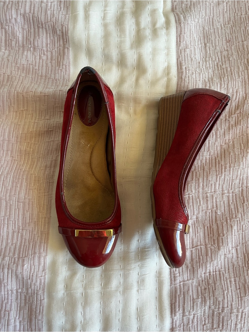 Y2K 2000s Burgundy Red Wedge heels Gold accent Size 8